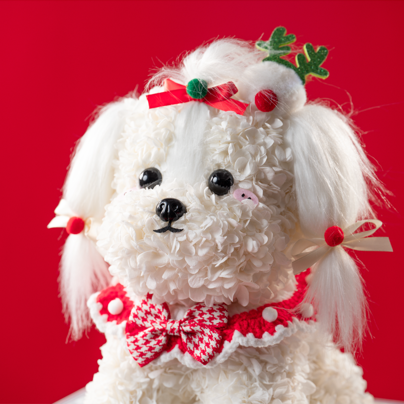 White dog-shaped flowers in Christmas Decor